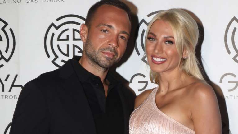 Κωνσταντίνα Σπυροπούλου: Ποζάρει με έξωμο λευκό φόρεμα στην αγκαλιά του Βασίλη Σταθοκωστόπουλου