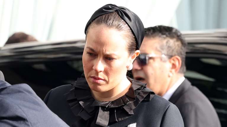 Στον κόσμο της Louis Vuitton: Η Νίνα Φλορ στην Ιταλία με μοδάτο σύνολο του οίκου