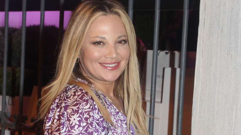 Νάνσυ Ζαμπέτογλου: Το στιλάτο look παραλίας με ριγέ πουκάμισο - Μαυρισμένη πάνω σε βάρκα