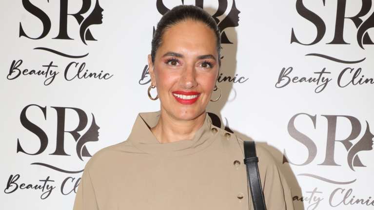 Η Νόνη Δούνια υποδέχεται τη Ρία της από το εξωτερικό - Η μοναδική προετοιμασία