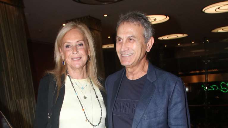 Άννα Νταλάρα: Η εμφάνισή της σε εγκαίνια έκθεσης - Χαμογελαστή και κομψή