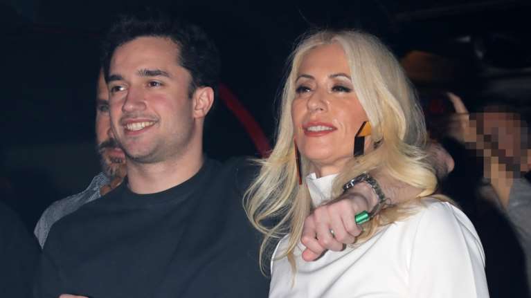 Μαρία Μπακοδήμου: Νυχτερινή έξοδος με τον γοητευτικό γιο της Άρη Αργυρόπουλο - Το total white και η Chanel τσάντα