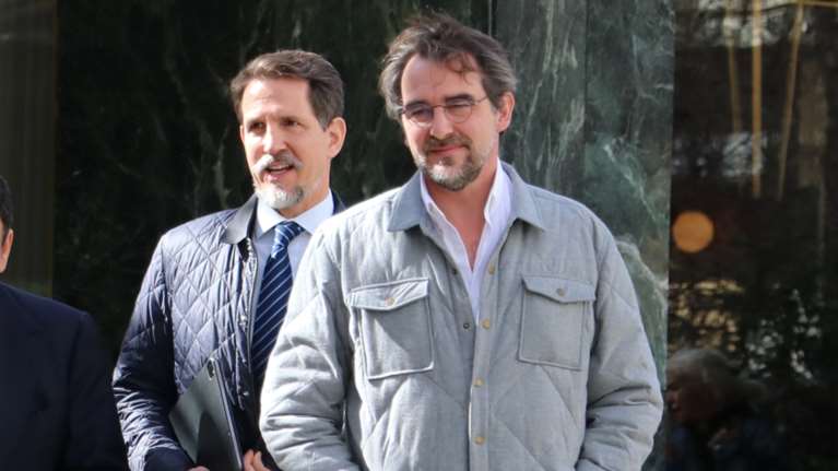 Παύλος - Νικόλαος: Η πρωινή βόλτα με παρόμοια μπουφάν και casual look στο κέντρο της Αθήνας