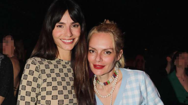 Έλενα Χριστοπούλου – Ηλιάνα Παπαγεωργίου: Στο θέατρο με φλοράλ, black &amp; white και Chanel