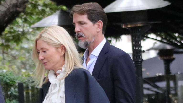 Μαρί Σαντάλ: Με εμπριμέ καφτάνι σε θαλάσσια βόλτα στα ελληνικά νησιά