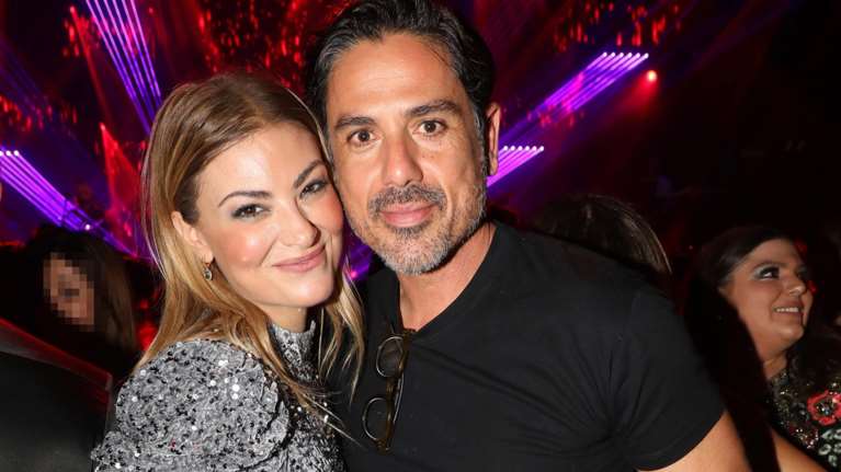 Στη Μύκονο Καμπούρη - Ταρασιάδης: Ο γοητευτικός επιχειρηματίας με τις εσπαντρίγιες και η εντελώς απλή παρουσιάστρια