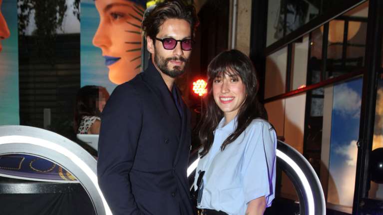 Ραφαέλα Ψαρρού: Η βραδινή εμφάνιση με ψηλόμεσο φαρδύ σορτσάκι και πουκάμισο