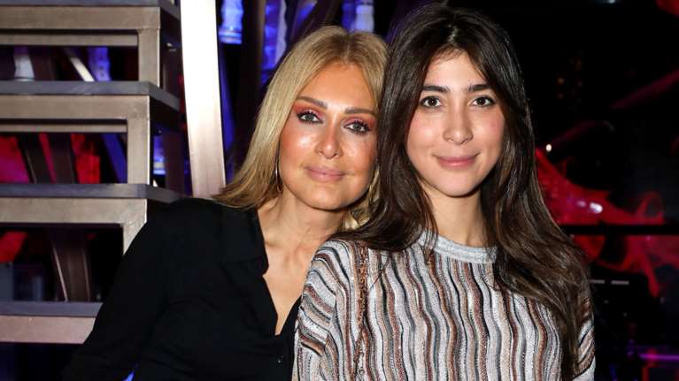 Χριστιάνα Μπέτα: Άβαφη, με απλά μαλλιά σε βραδινή έξοδο - Το cool σύνολο με άνετο μίνι φόρεμα και μπότες