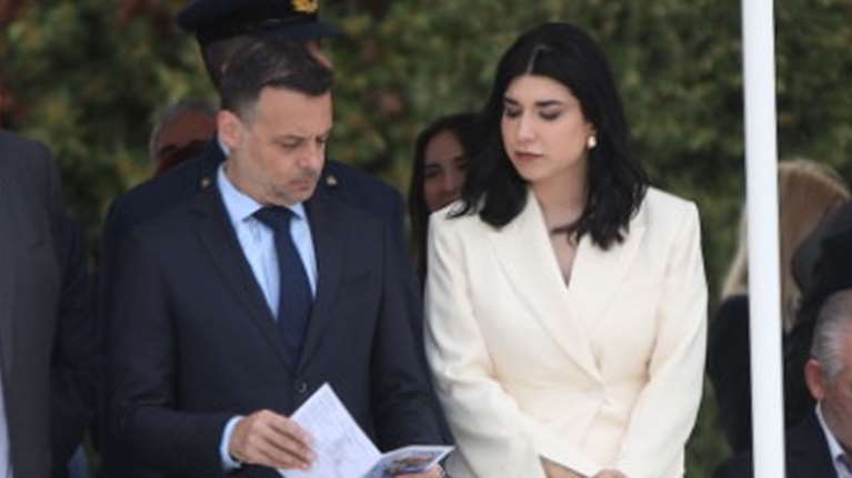 Γεωργία Πολυτάνου: Με μεσάτο λευκό κοστούμι και τσάντα Gucci στην παρέλαση δίπλα στον Χάρη Δούκα