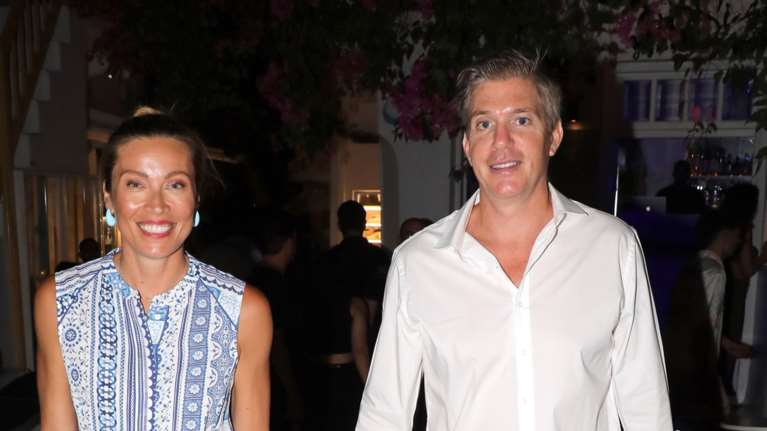 Μαριέττα Χρουσαλά - Λέων Πατίτσας: Εξόρμηση για ψώνια στη Μύκονο - Το αέρινο look της Χρουσαλά που συνδύασε με τσάντα Jacquemus