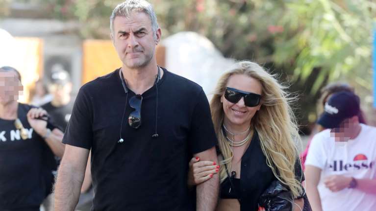 Γωγώ Μαστροκώστα: Σπάνια εμφάνιση στα γενέθλια του Τραϊανού Δέλλα