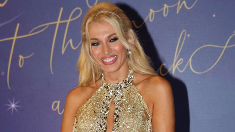 Κωνσταντίνα Σπυροπούλου: Ποζάρει με τις νονές του γιου της στην Αθηναϊκή Ριβιέρα - Οι παγιέτες και τα στρας