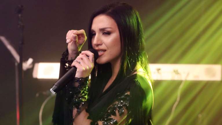 Το &quot;γαλλικά&quot; της Ιουλίας Καλλιμάνη με θαμώνα επάνω στην πίστα: &quot;Εμένα βρε μ@@@@@ βρήκες τώρα;&quot;