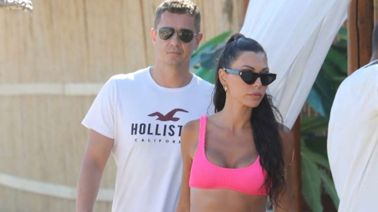 Ιωάννα Μπούκη: Η tote bag Dior που κράτησε στην παραλία - Κοσμικές διακοπές με τον Σρόιτερ