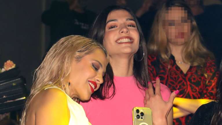 Όλο το μαγαζί στα πόδια της Μελίνας Νικολαΐδη: Στα μπουζούκια με hot pink dress που συνδύασε με μαύρες γόβες