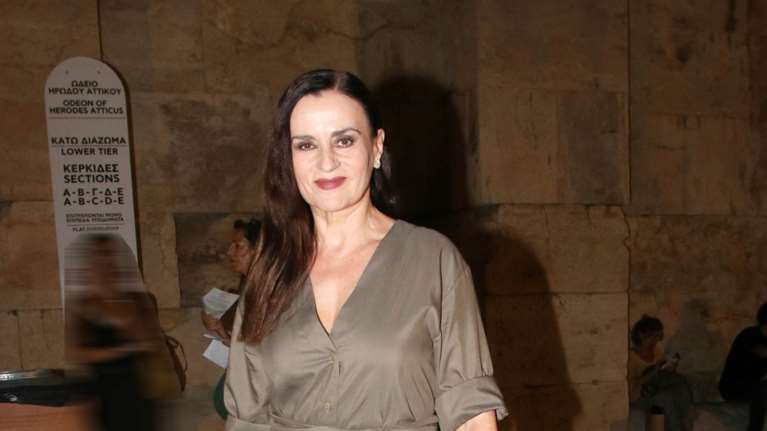 Καρυοφυλλιά Καραμπέτη: Super chic με ανδρόγυνο σύνολο