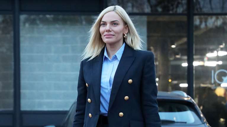 Ιωάννα Μαλέσκου: Στιλάτη στην Εκάλη με casual look - Το wide leg denim που συνδύασε με navy μπλέιζερ