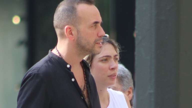 Πάνος Μουζουράκης - Μαριλού Κόζαρη: Η πρώτη κοινή εμφάνιση στο κέντρο μετά τη γέννηση της κόρης τους