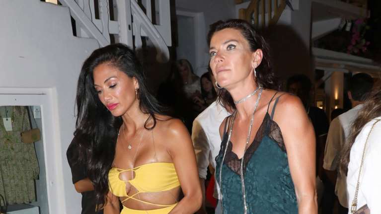 Μαρίνα Βερνίκου: Φόρεσε τις πιο κομψές βραδινές εσπαντρίγιες στη Μύκονο - Ο συνδυασμός με λευκό σορτς και lingerie