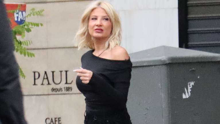 Φαίη Σκορδά: Stylish στο κέντρο της Αθήνας