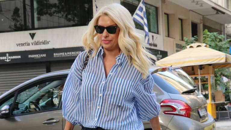 Ατύχημα για την Ελένη Μενεγάκη - Με μπαταρισμένο πόδι στην εκπομπή [βίντεο]