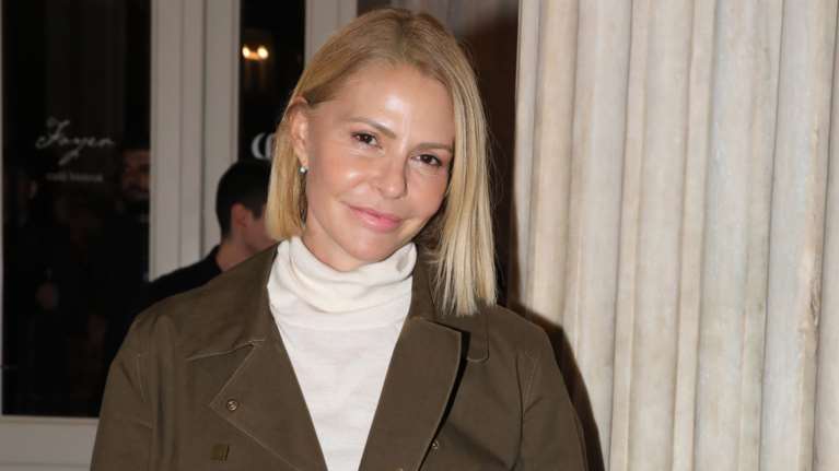 Κομψή με γήινες αποχρώσεις η κατάξανθη Τζένη Μπαλατσινού: Η πλεκτή statement φούστα που αναβάθμισε το look της