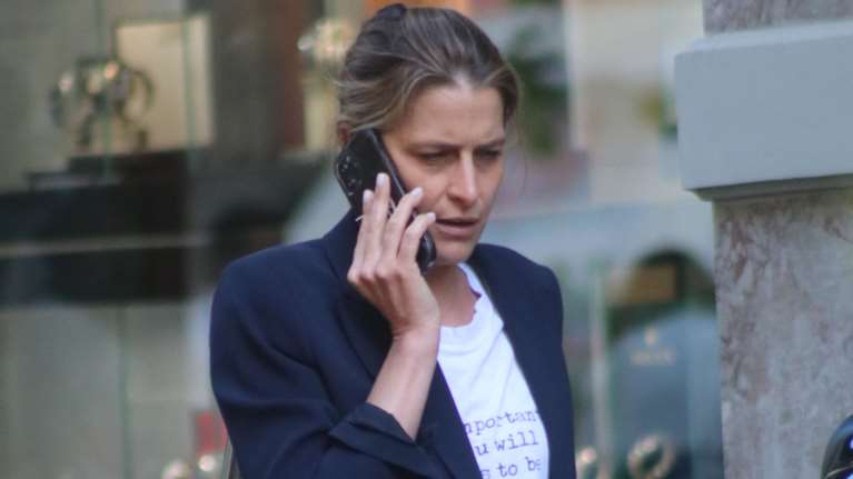 Το streetstyle της Τατιάνας Μπλάτνικ: Casual chic με navy blazer και σκισμένο denim