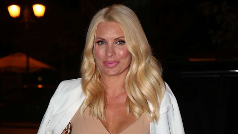 Ελένη Μενεγάκη: Το φθινοπωρινό λουκ που λάνσαρε - Η πόζα στην πόρτα του σπιτιού της