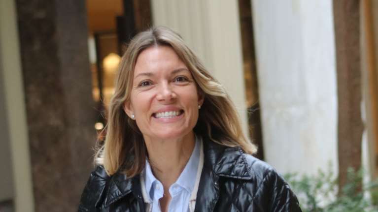 "Φωτιά" στα κόκκινα η Βίκυ Καγιά: Με στράπλες μάξι φόρεμα με βαθύ σκίσιμο [εικόνες - βίντεο]