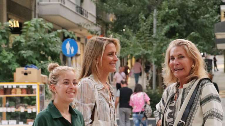 Τατιάνα Μπλάτνικ: Με throw on dress στο κέντρο της Αθήνας - Βόλτα με την κομψή μητέρα της [εικόνες]