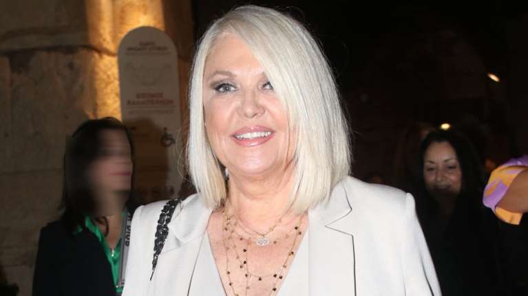 Ρούλα Κορομηλά: Λαμπερή με μονόχρωμο look στο Ηρώδειο - Το απίθανο μπλέιζερ και το γιλέκο