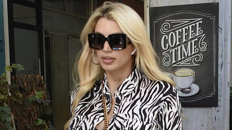 Κωνσταντίνα Σπυροπούλου: Έγκυος και σέξι με σούπερ μίνι zebra print φόρεμα στο κέντρο της Αθήνας