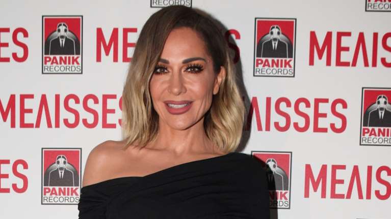 Η Δέσποινα Βανδή με φίλτρα και χωρίς: Η βραδινή εμφάνιση με τα φυσικά μαλλιά της και η αληθινή εικόνα της