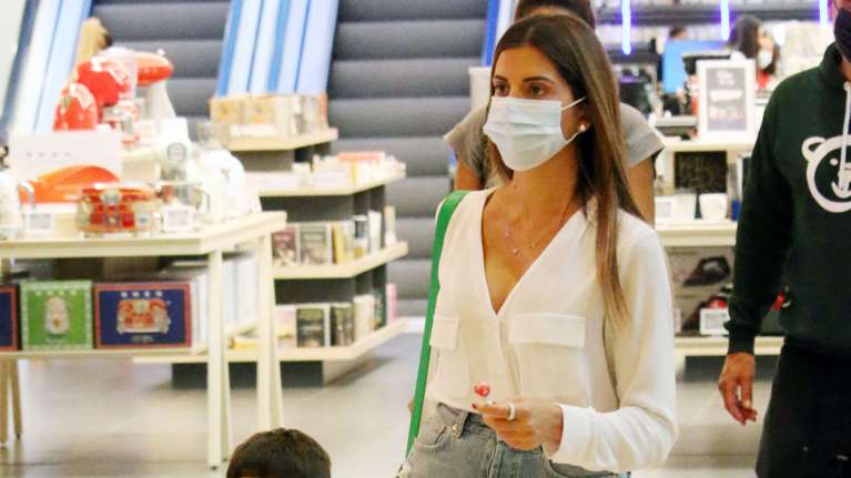 Σταματίνα Τσιμτσιλή: Η σπάνια εμφάνιση με τον τριών ετών γιο της - Με σορτσάκι και λευκό πουκάμισο