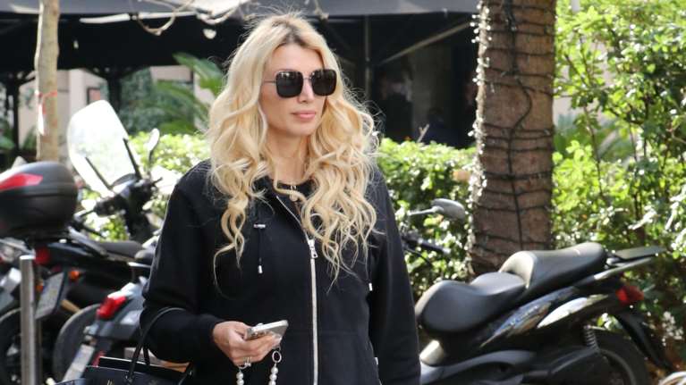 Κωνσταντίνα Σπυροπούλου: Εφτιαξε χαρταετό με τον γιο της Βλάσση για την Καθαρά Δευτέρα