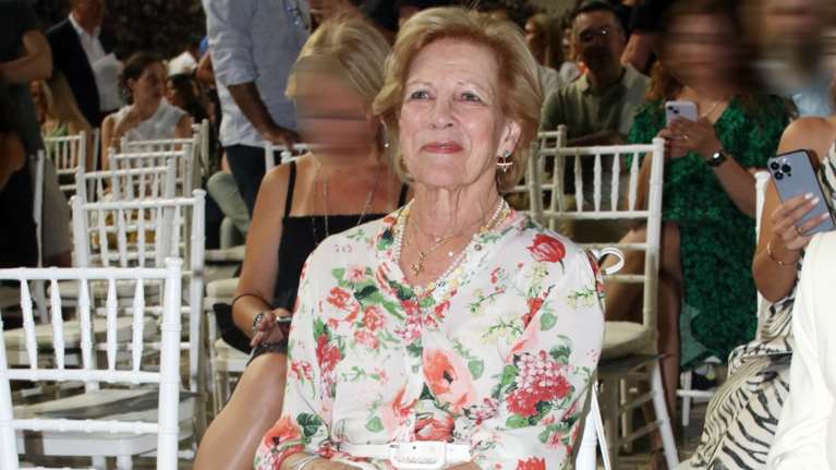 Άννα Μαρία: Κομψή και αριστοκρατική στη συναυλία του Bocelli - Το φλοράλ shirt dress που συνδύασε με slingback γόβες