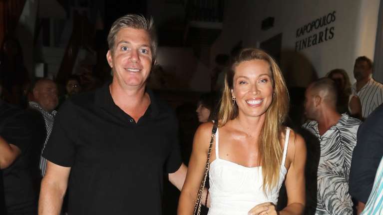 Χρουσαλά - Πατίτσας: Η κόρη τους Μάργκω Πατίτσα σε παραλία της Μυκόνου με λιλά ολόσωμο μαγιό