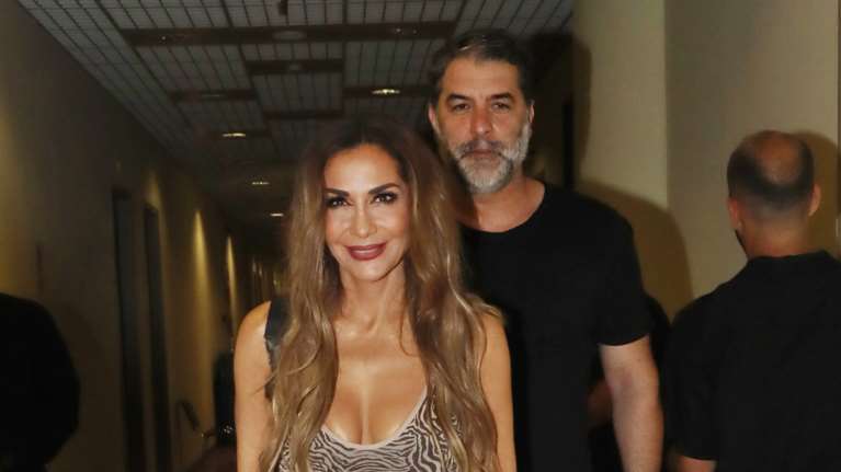 Δέσποινα Βανδή: Με μίνι shirt dress, blazer και YSL τσάντα στην αγκαλιά του Μπισμπίκη στην Νέα Υόρκη