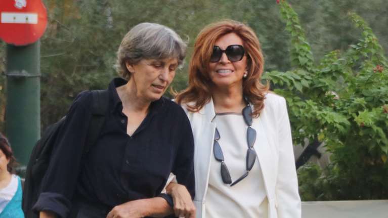 Μιμή Ντενίση: Το total white look που συνδύασε με μεγάλη statement Dior τσάντα