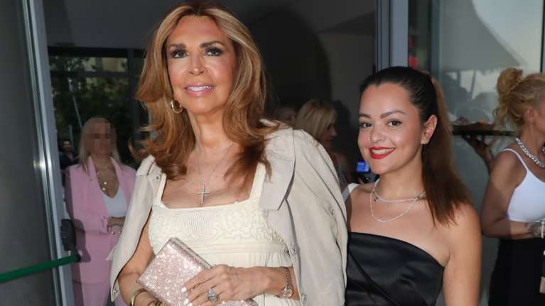 H Mιμή Ντενίση σε γύρισμα στο Μουσείο της Ακρόπολης - Κοντά της η κόρη της, Μαριτίνα