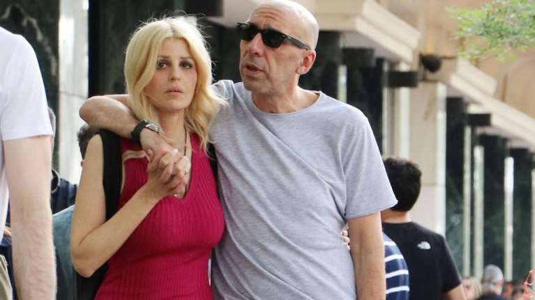 Έλενα Ράπτη: Χαλαρή βόλτα αγκαλιά με τον σύντροφό της, Γιάννη Μπρατάκο, στο κέντρο της Αθήνας [Εικόνες]