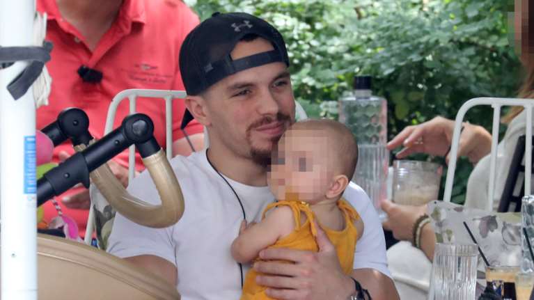 Λευτέρης Πετρούνιας: Βόλτα με την... γλυκύτατη κόρη του - Δεν την άφησε από την αγκαλιά του [Εικόνες]