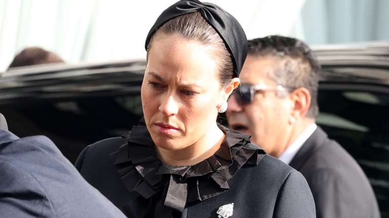 Νίνα Φλορ: Με κομψό ταγιέρ Chanel και στιλάτο headband στην κηδεία του πεθερού της