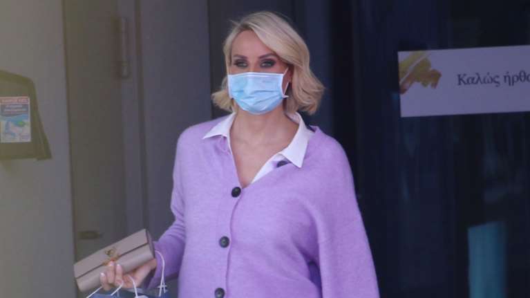 Ελεονώρα Μελέτη: Η στιλάτη εμφάνιση με την κόρη της με ασορτί πουλόβερ και η φωτο με τη μαμά και τη γιαγιά της