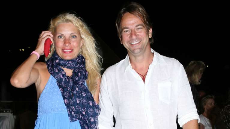 H Eλένη Μενεγάκη σε σπάνια κλικ από τις πασχαλινές διακοπές της: Με σορτς και bucket καπέλο