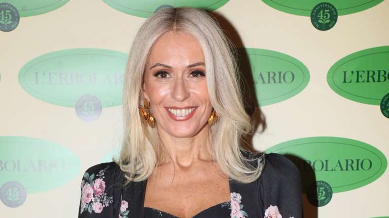 Μαρία Μπακοδήμου: Η φθινοπωρινή εμφάνιση με εντυπωσιακό φλοράλ μακρυμάνικο φόρεμα