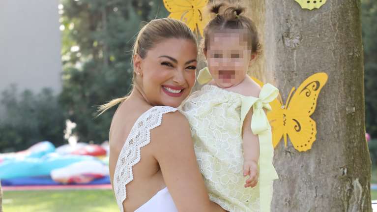 Δέσποινα Καμπούρη: Πανέμορφη νονά με ρομαντικό λευκό φόρεμα με δαντελένιες τιράντες