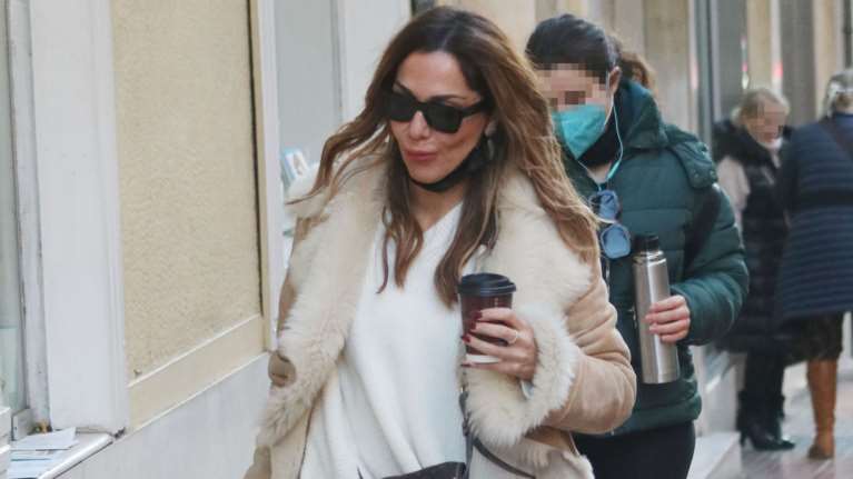 Δέσποινα Βανδή: Το πρωινό look με statement παλτό και crossbody τσάντα Louis Vuitton