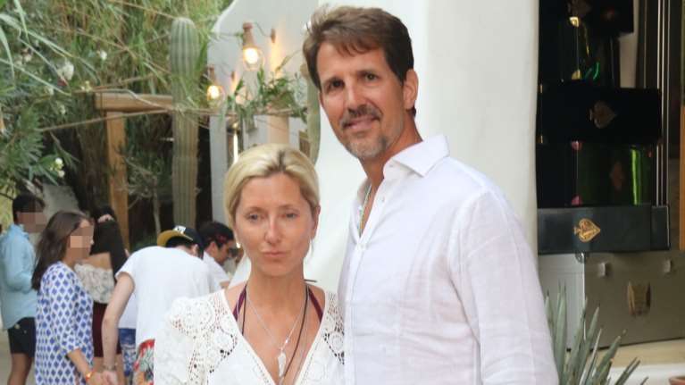 Μαρί Σαντάλ: Εντελώς άβαφη με boho φλοράλ φόρεμα στο κέντρο της Αθήνας μαζί με τον Παύλο