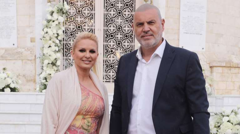 Καλεσμένη σε γάμο η Mάγδα Τσέγκου: Το ασύμμετρο φόρεμα που τόνισε τα πόδια της και ο πανύψηλος σύντροφός της